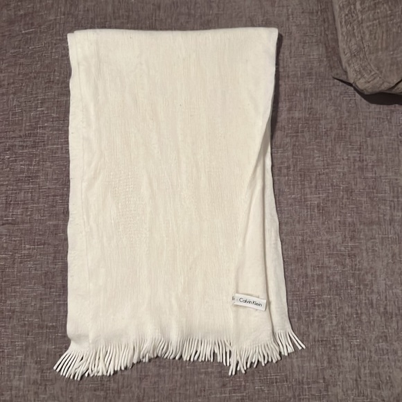 Calvin Klein White Scarf/Wrap - Picture 2 of 7